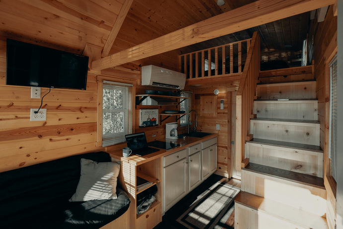 Cette petite maison de 10 mètres possède deux niveaux avec une hauteur debout et des finitions luxueuses.